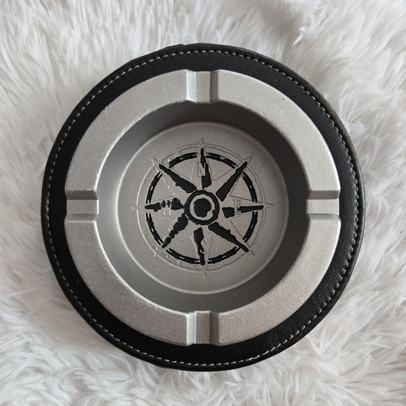 Marlboro Zippo Compass Lighter and Leather and Metal Ashtray Set NIB/NWT - Picture 4 of 16